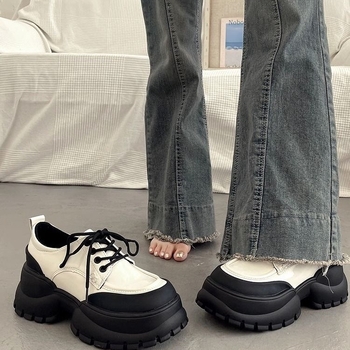 Γυναικεία loafers με χοντρή σόλα σε βρετανικό στυλ, με κορδόνια, συνθετικό δέρμα, για άνοιξη-φθινόπωρο, 2026.