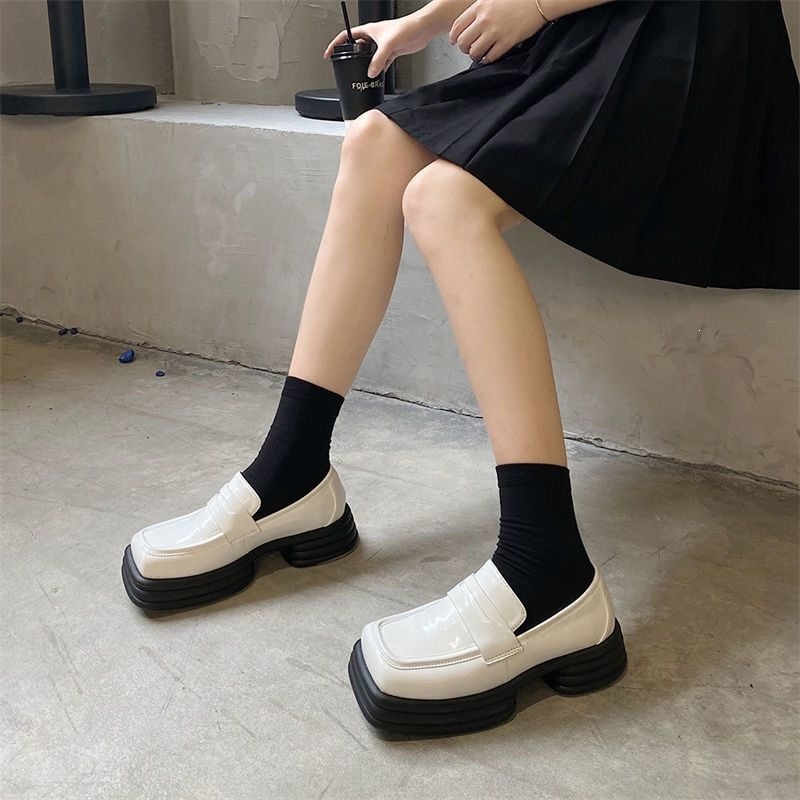 Λευκά γυναικεία δερμάτινα loafers με επένδυση φλίς, εμπνευσμένα από ρετρό βρετανικό και γαλλικό στυλ, με ιαπωνικό χαρακτήρα.