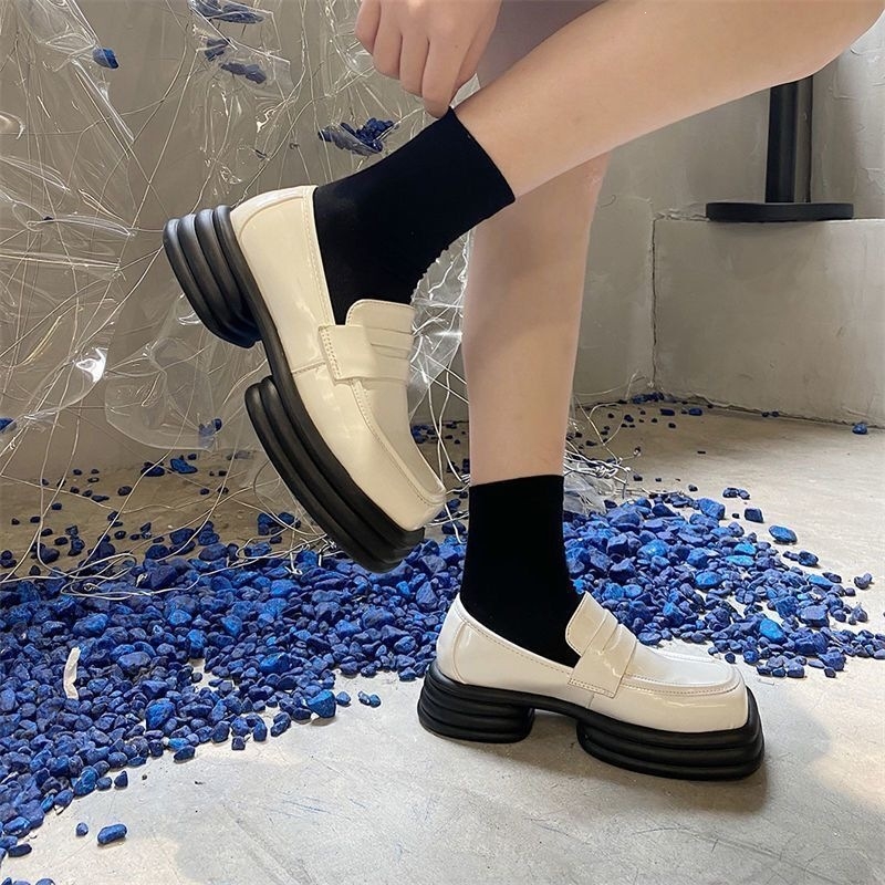 Λευκά γυναικεία δερμάτινα loafers με επένδυση φλίς, εμπνευσμένα από ρετρό βρετανικό και γαλλικό στυλ, με ιαπωνικό χαρακτήρα.