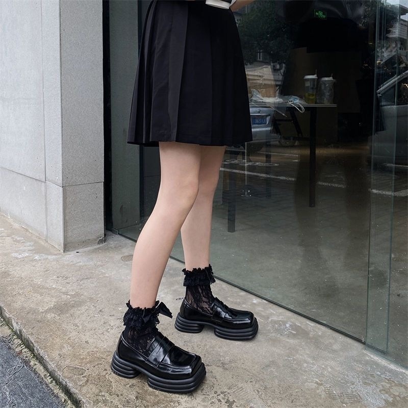 Λευκά γυναικεία δερμάτινα loafers με επένδυση φλίς, εμπνευσμένα από ρετρό βρετανικό και γαλλικό στυλ, με ιαπωνικό χαρακτήρα.