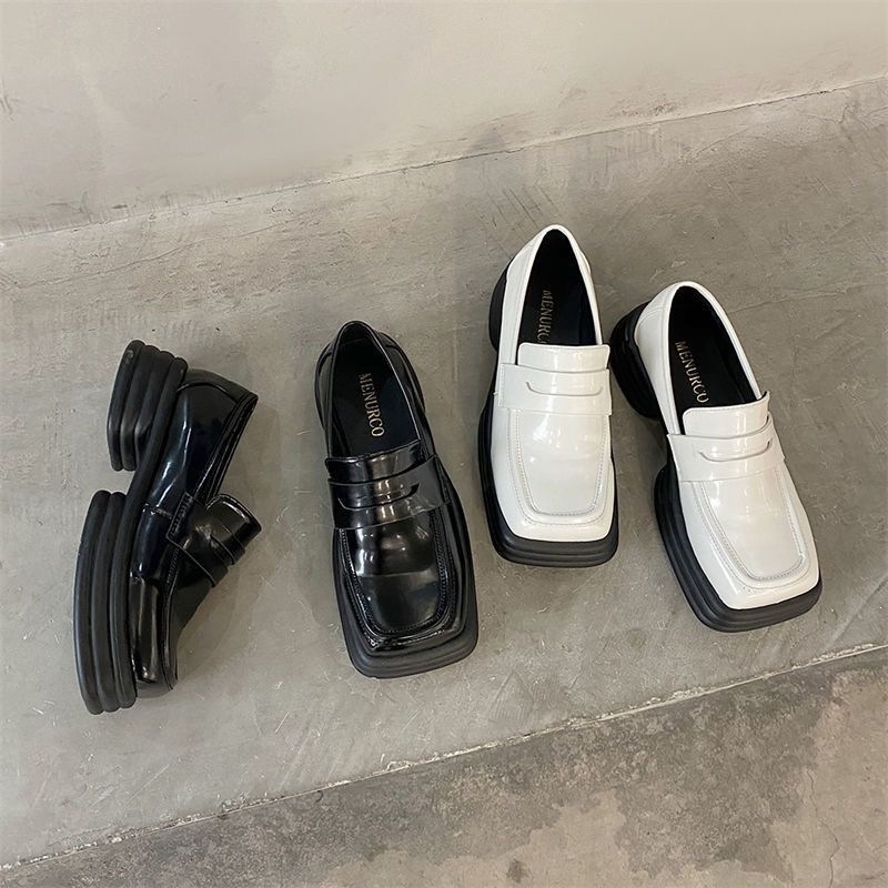Λευκά γυναικεία δερμάτινα loafers με επένδυση φλίς, εμπνευσμένα από ρετρό βρετανικό και γαλλικό στυλ, με ιαπωνικό χαρακτήρα.