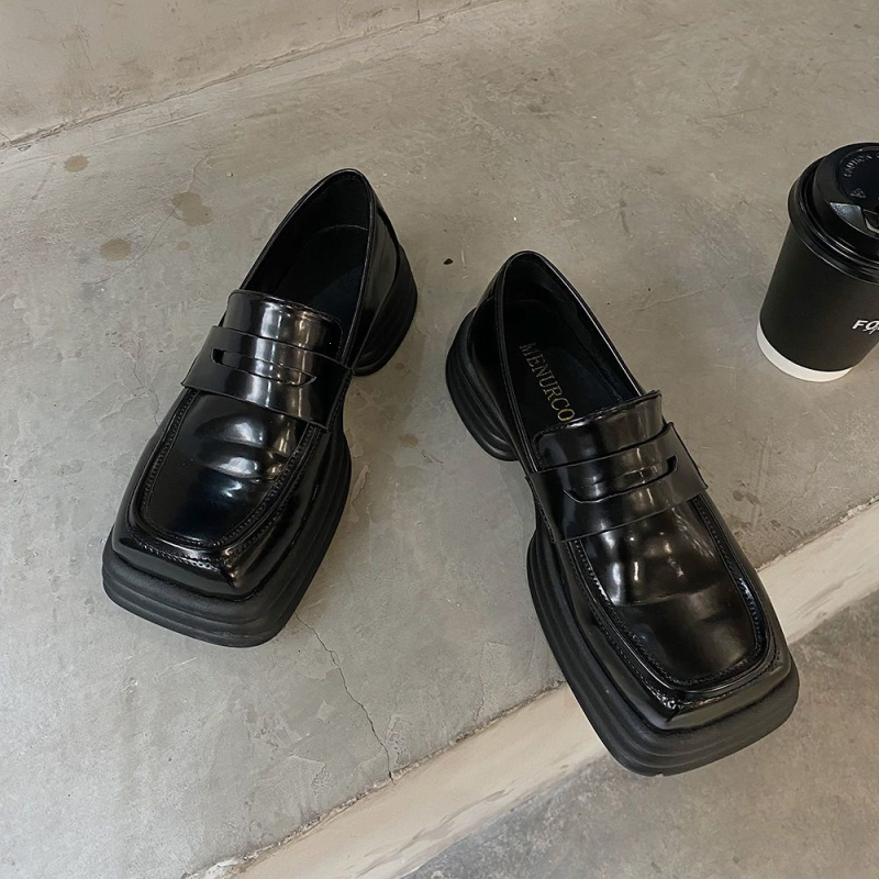 Λευκά γυναικεία δερμάτινα loafers με επένδυση φλίς, εμπνευσμένα από ρετρό βρετανικό και γαλλικό στυλ, με ιαπωνικό χαρακτήρα.