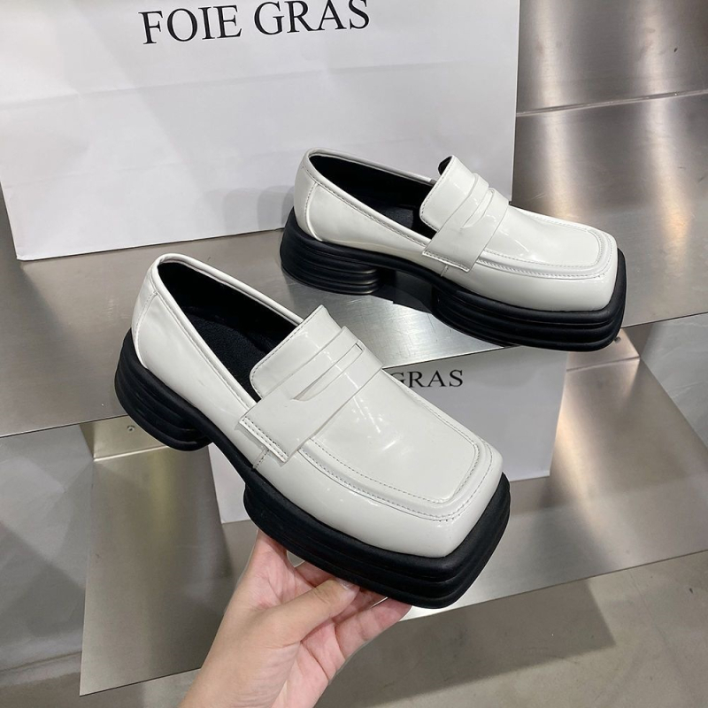Λευκά γυναικεία δερμάτινα loafers με επένδυση φλίς, εμπνευσμένα από ρετρό βρετανικό και γαλλικό στυλ, με ιαπωνικό χαρακτήρα.