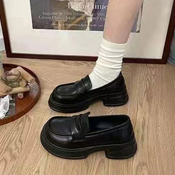 Γυναικείοι loafers σε βρετανικό στυλ, μαύρο PU δέρμα, χοντρή σόλα, ρετρό σχεδίαση, άνοιξη-φθινόπωρο 2025