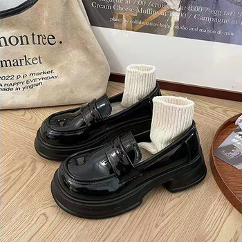 Γυναικείοι loafers σε βρετανικό στυλ, μαύρο PU δέρμα, χοντρή σόλα, ρετρό σχεδίαση, άνοιξη-φθινόπωρο 2025