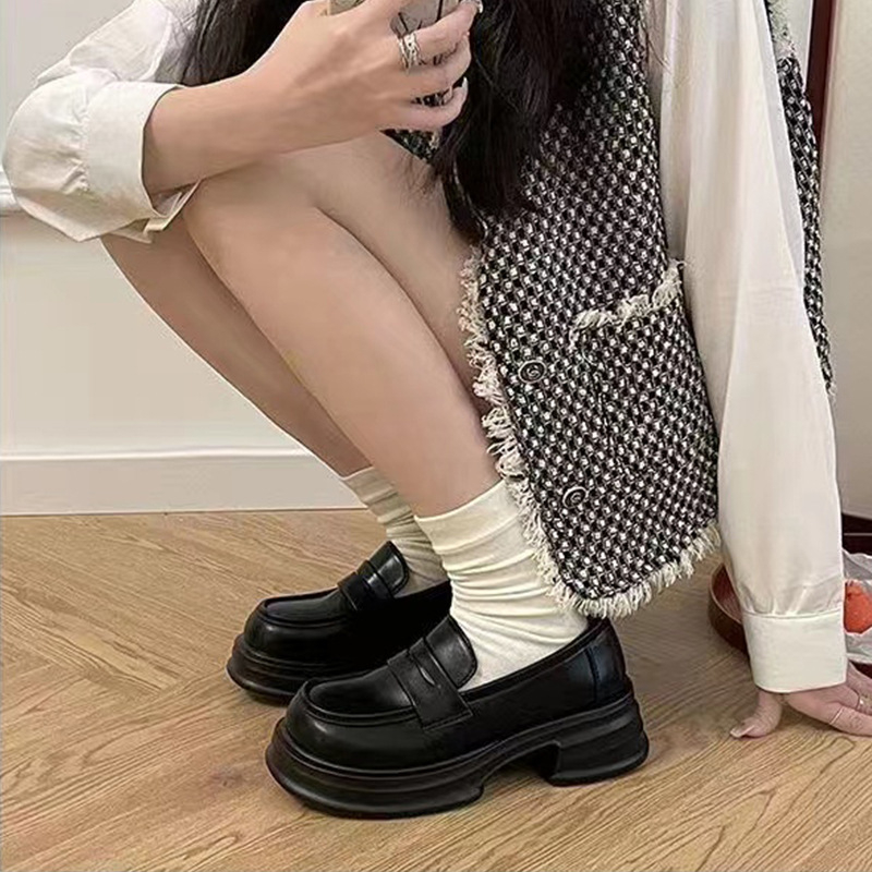 Γυναικείοι loafers σε βρετανικό στυλ, μαύρο PU δέρμα, χοντρή σόλα, ρετρό σχεδίαση, άνοιξη-φθινόπωρο 2025