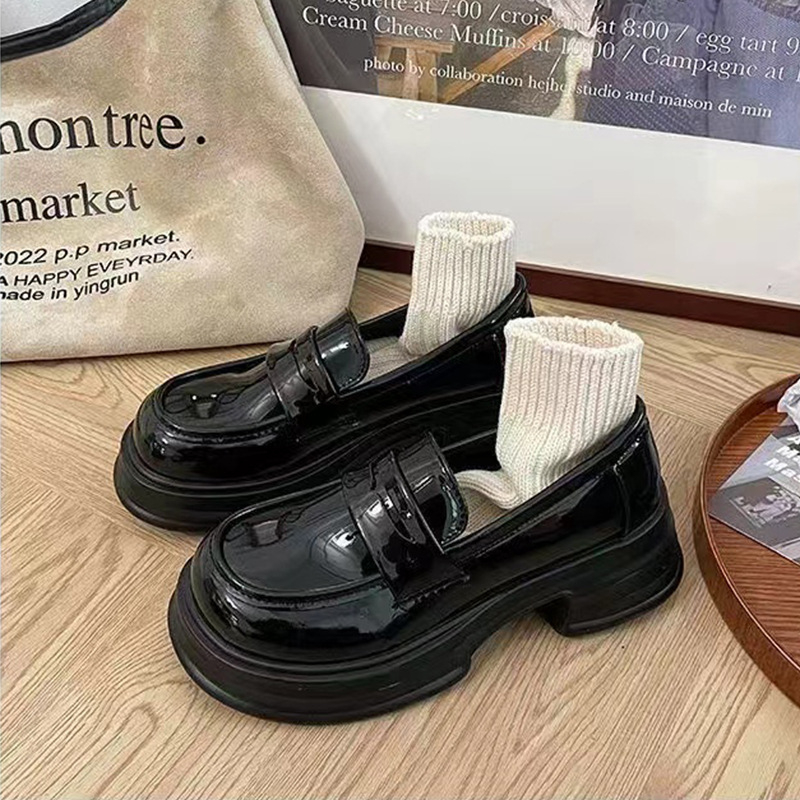 Γυναικείοι loafers σε βρετανικό στυλ, μαύρο PU δέρμα, χοντρή σόλα, ρετρό σχεδίαση, άνοιξη-φθινόπωρο 2025