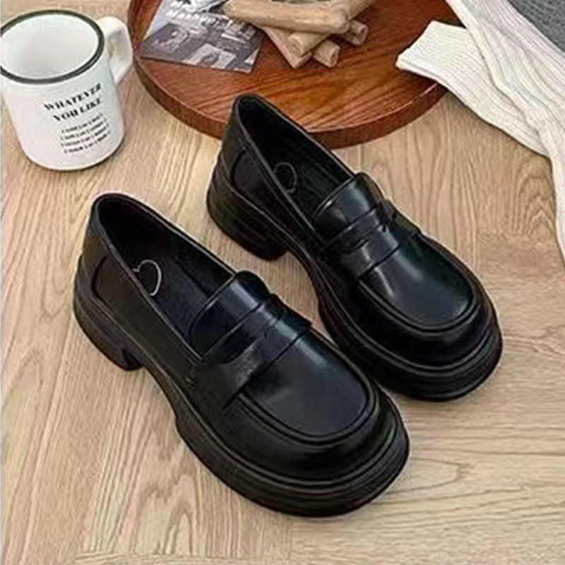 Γυναικείοι loafers σε βρετανικό στυλ, μαύρο PU δέρμα, χοντρή σόλα, ρετρό σχεδίαση, άνοιξη-φθινόπωρο 2025