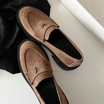 Γυναικείοι loafers με σχέδιο Αστέρα-Σελήνης, ρετρό ραφές, σουέντ slip-on – άνοιξη 2026