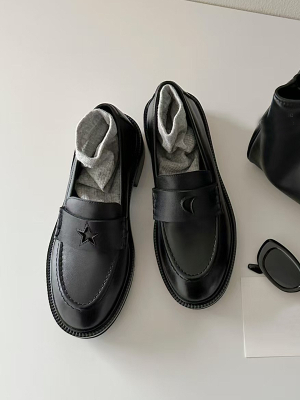Γυναικείοι loafers με σχέδιο Αστέρα-Σελήνης, ρετρό ραφές, σουέντ slip-on – άνοιξη 2026