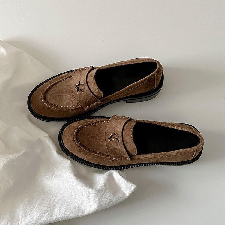Γυναικείοι loafers με σχέδιο Αστέρα-Σελήνης, ρετρό ραφές, σουέντ slip-on – άνοιξη 2026