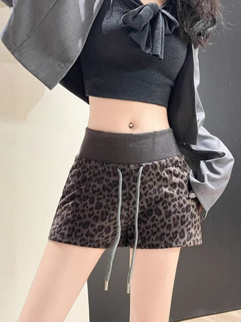 Γυναικεία σορτς με leopard print σε αμερικανικό στυλ, υψηλή μέση, έλεγχος κοιλιάς, ελαστικό ύφασμα, φαρδιά τελειώματα, casual