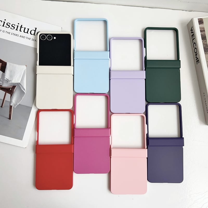 Carcasă de protecție minimalistă din PC pentru Samsung Z Flip7, anti-cadere, textură asemănătoare pielii și culoare solidă.