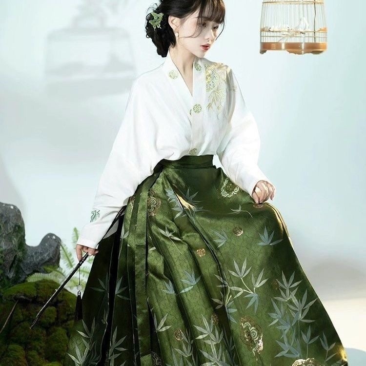 Σετ Hanfu σε στυλ Μίνγκ με μανίκια σε σχήμα βέλους, ανανεωμένο Hanfu για άνοιξη-καλοκαίρι