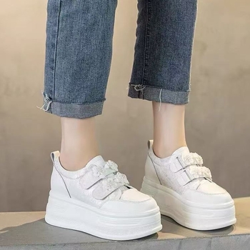 Γυναικείες λευκές sneakers με κρυφό ύψος, κορδόνια, παχιά σόλα, φθινόπωρο 2025