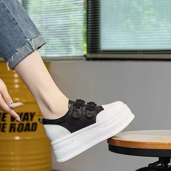 Γυναικείες λευκές sneakers με κρυφό ύψος, κορδόνια, παχιά σόλα, φθινόπωρο 2025
