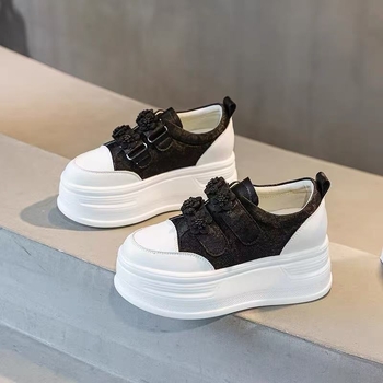 Γυναικείες λευκές sneakers με κρυφό ύψος, κορδόνια, παχιά σόλα, φθινόπωρο 2025