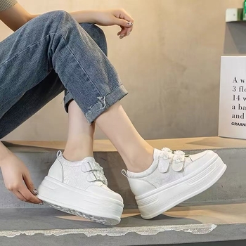 Γυναικείες λευκές sneakers με κρυφό ύψος, κορδόνια, παχιά σόλα, φθινόπωρο 2025