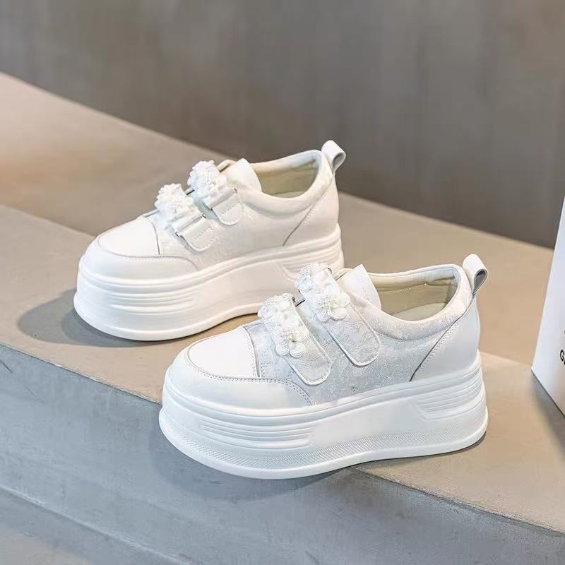 Γυναικείες λευκές sneakers με κρυφό ύψος, κορδόνια, παχιά σόλα, φθινόπωρο 2025