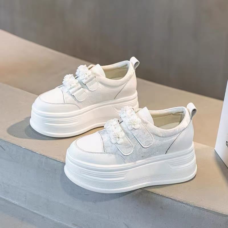 Γυναικείες λευκές sneakers με κρυφό ύψος, κορδόνια, παχιά σόλα, φθινόπωρο 2025
