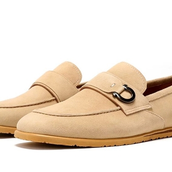 Férfi velúr mokaszín fémkapocsos, slip-on, bézs üzleti cipő