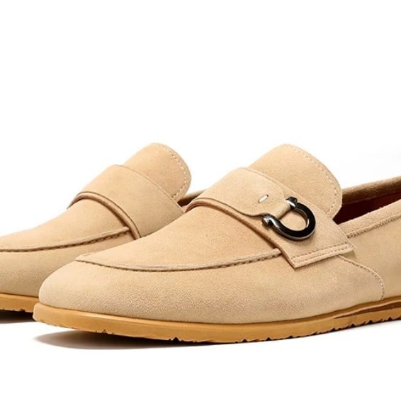 Férfi velúr mokaszín fémkapocsos, slip-on, bézs üzleti cipő