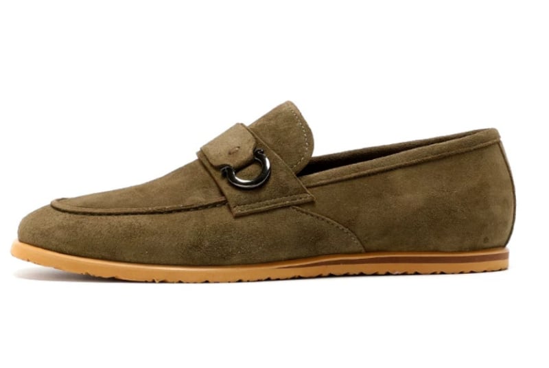 Férfi velúr mokaszín fémkapocsos, slip-on, bézs üzleti cipő