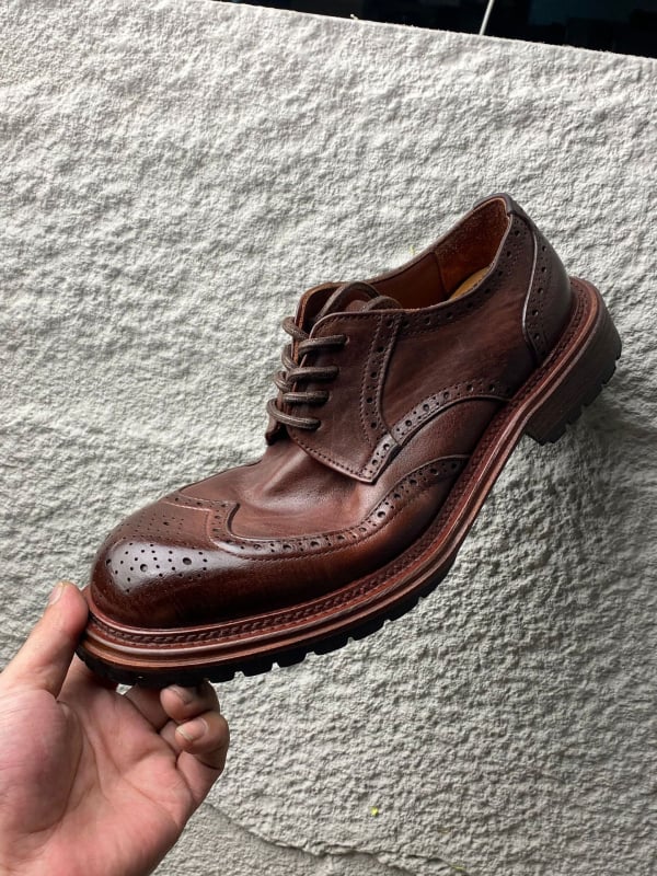 Kiváló minőségű férfi elegáns bőrcipő brogue mintákkal, Goodyear bőrtalppal, bőr belsővel, retro esküvői cipő
