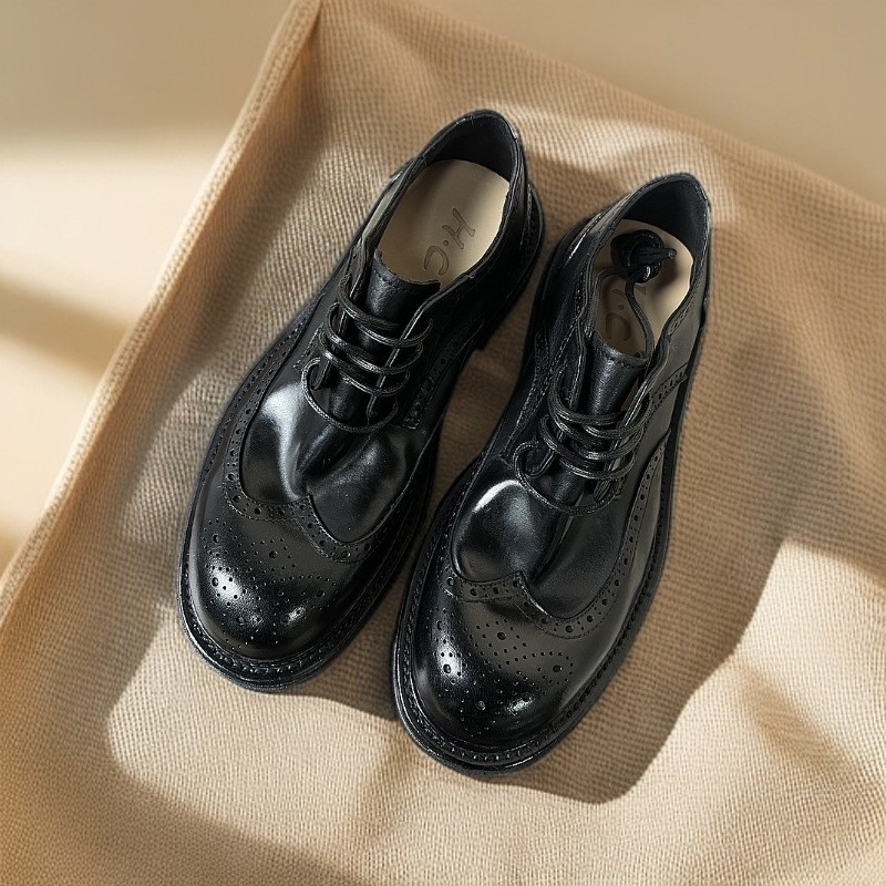 Kiváló minőségű férfi elegáns bőrcipő brogue mintákkal, Goodyear bőrtalppal, bőr belsővel, retro esküvői cipő