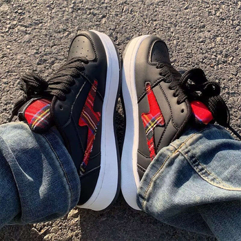 2025 Νέα μαύρη και κίτρινη καρό bread sneakers για γυναίκες, στυλ ζευγαριού, πρωτότυπο σχέδιο με αστραπές, ευέλικτα καθημερινά παπούτσια