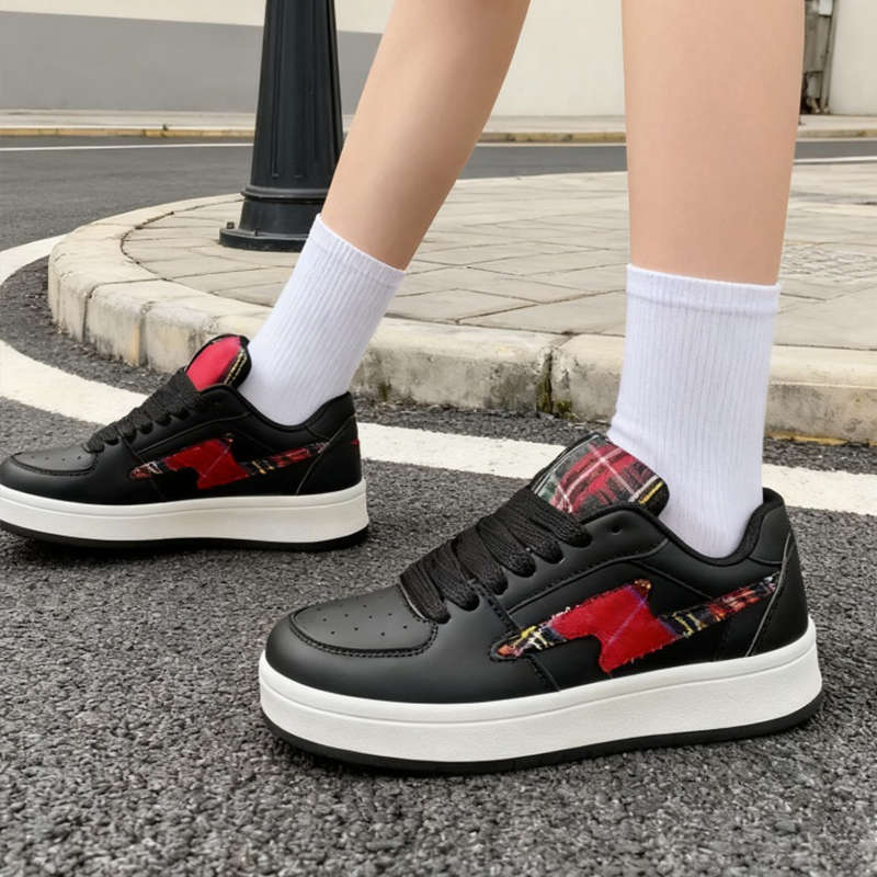 2025 Νέα μαύρη και κίτρινη καρό bread sneakers για γυναίκες, στυλ ζευγαριού, πρωτότυπο σχέδιο με αστραπές, ευέλικτα καθημερινά παπούτσια