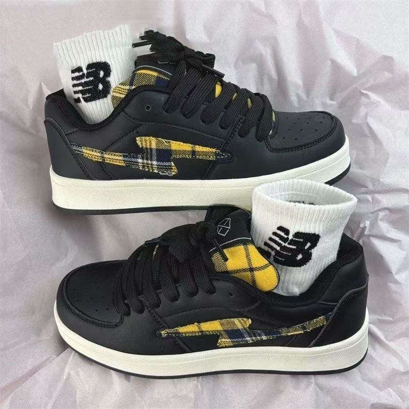 2025 Νέα μαύρη και κίτρινη καρό bread sneakers για γυναίκες, στυλ ζευγαριού, πρωτότυπο σχέδιο με αστραπές, ευέλικτα καθημερινά παπούτσια