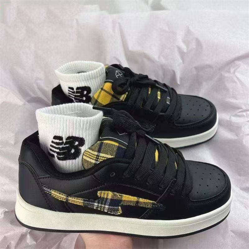 2025 Νέα μαύρη και κίτρινη καρό bread sneakers για γυναίκες, στυλ ζευγαριού, πρωτότυπο σχέδιο με αστραπές, ευέλικτα καθημερινά παπούτσια