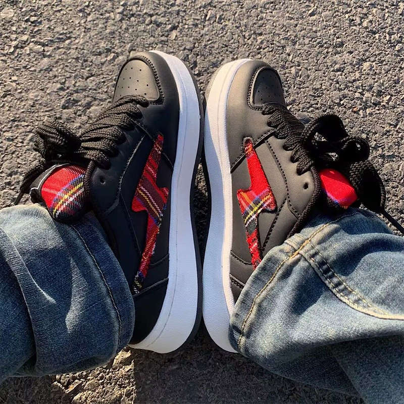 2025 Νέα μαύρη και κίτρινη καρό bread sneakers για γυναίκες, στυλ ζευγαριού, πρωτότυπο σχέδιο με αστραπές, ευέλικτα καθημερινά παπούτσια