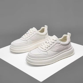 Férfi fehér sneaker, sokoldalú és trendi, lélegző, alacsony top cipő vastag talppal a magasság növeléséért.