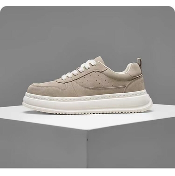 Férfi fehér sneaker, sokoldalú és trendi, lélegző, alacsony top cipő vastag talppal a magasság növeléséért.
