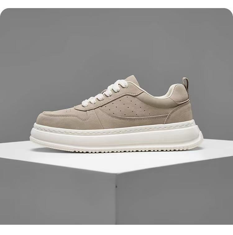 Férfi fehér sneaker, sokoldalú és trendi, lélegző, alacsony top cipő vastag talppal a magasság növeléséért.
