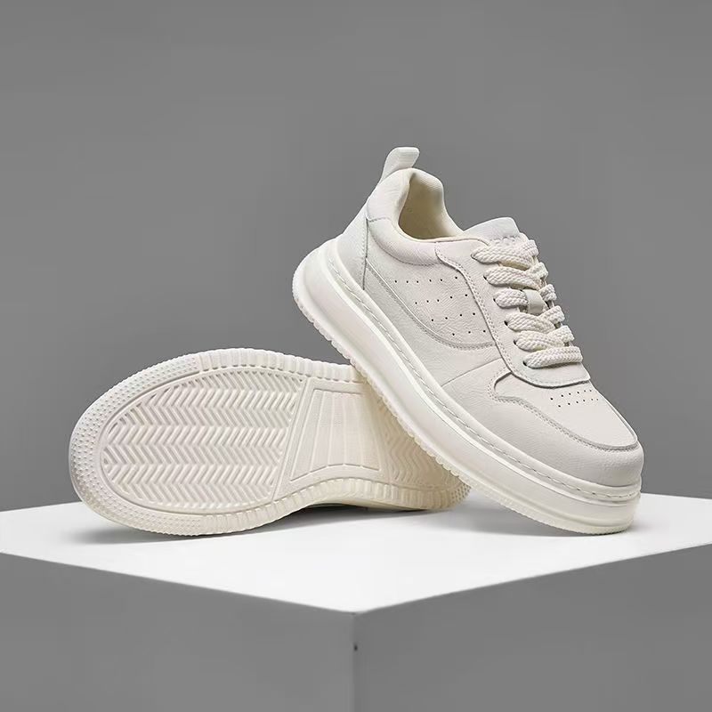 Férfi fehér sneaker, sokoldalú és trendi, lélegző, alacsony top cipő vastag talppal a magasság növeléséért.