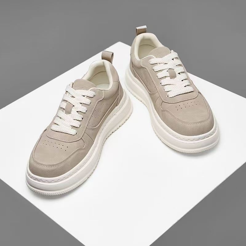 Férfi fehér sneaker, sokoldalú és trendi, lélegző, alacsony top cipő vastag talppal a magasság növeléséért.