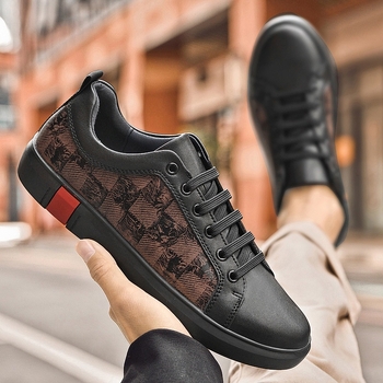 Férfi bőrből készült színblokkokkal ellátott alacsony profilú sneaker, elegáns–casual irodai lábbeli