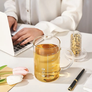 Cană din sticlă borosilicat rezistentă la temperaturi, cu capac, scară de măsurare și mâner, pentru birou și casă.