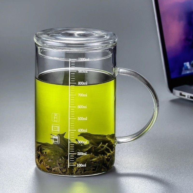 Cană din sticlă borosilicat rezistentă la temperaturi, cu capac, scară de măsurare și mâner, pentru birou și casă.
