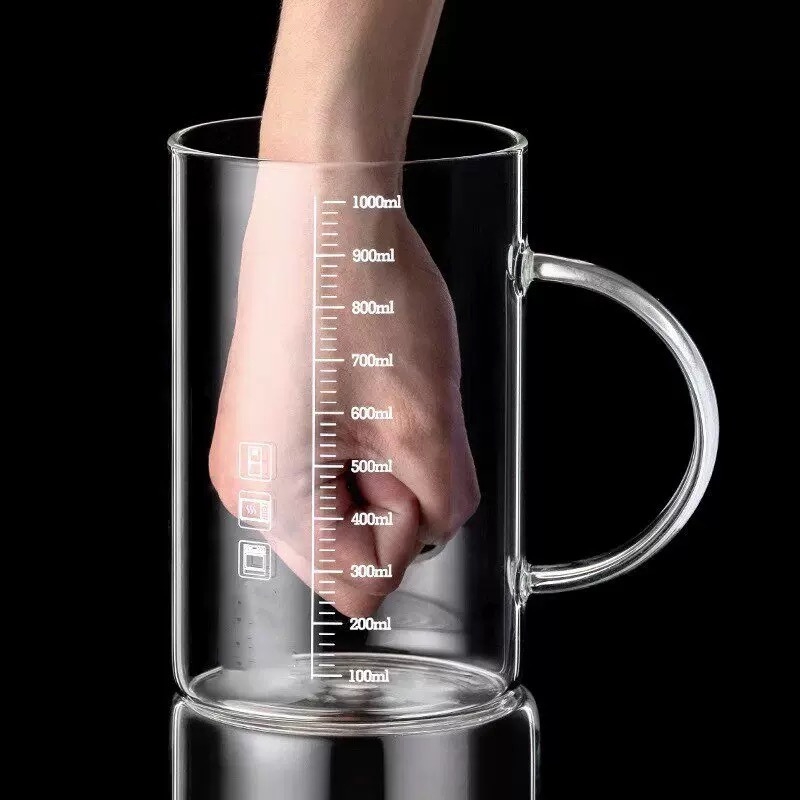 Cană din sticlă borosilicat rezistentă la temperaturi, cu capac, scară de măsurare și mâner, pentru birou și casă.