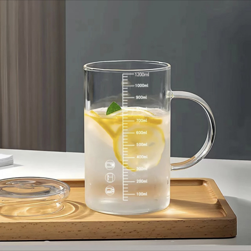 Cană din sticlă borosilicat rezistentă la temperaturi, cu capac, scară de măsurare și mâner, pentru birou și casă.