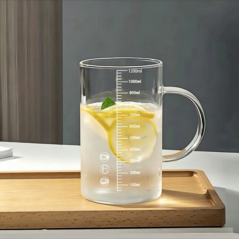 Cană din sticlă borosilicat rezistentă la temperaturi, cu capac, scară de măsurare și mâner, pentru birou și casă.