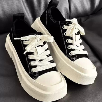Férfiaknak fehér vászon sneakers vastag talppal a magasság növelésére, négyzetes orrú derbi stílusú cipő