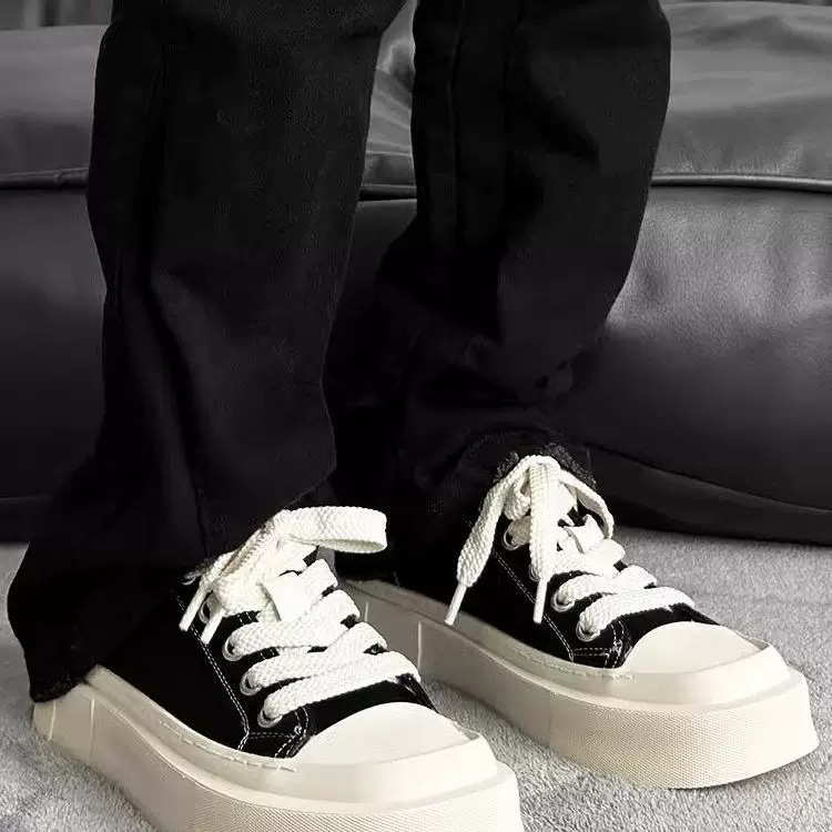 Férfiaknak fehér vászon sneakers vastag talppal a magasság növelésére, négyzetes orrú derbi stílusú cipő