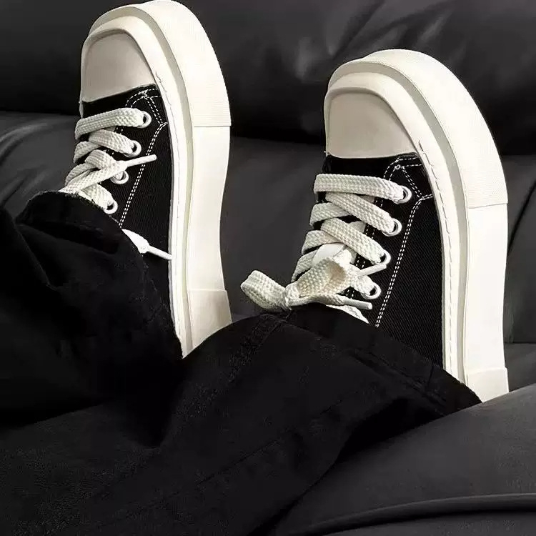 Férfiaknak fehér vászon sneakers vastag talppal a magasság növelésére, négyzetes orrú derbi stílusú cipő