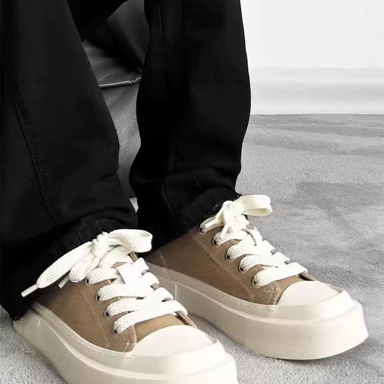 Férfiaknak fehér vászon sneakers vastag talppal a magasság növelésére, négyzetes orrú derbi stílusú cipő