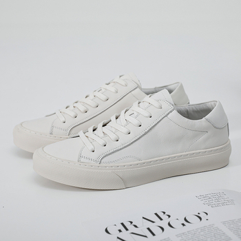 Férfi alacsony profilú bőr sneaker, koreai stílus, divatos és sokoldalú mindennapi cipő, légáteresztő, fehér